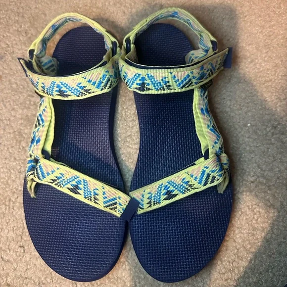 Women’s Teva. Size 9 - Picture 2 of 4